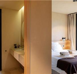 4 bedroom villa with infinity pool and sea views near Noto, Sicily, sleeps 8